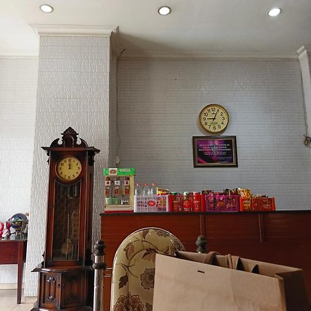 B Blue Hotel Malang Exterior photo